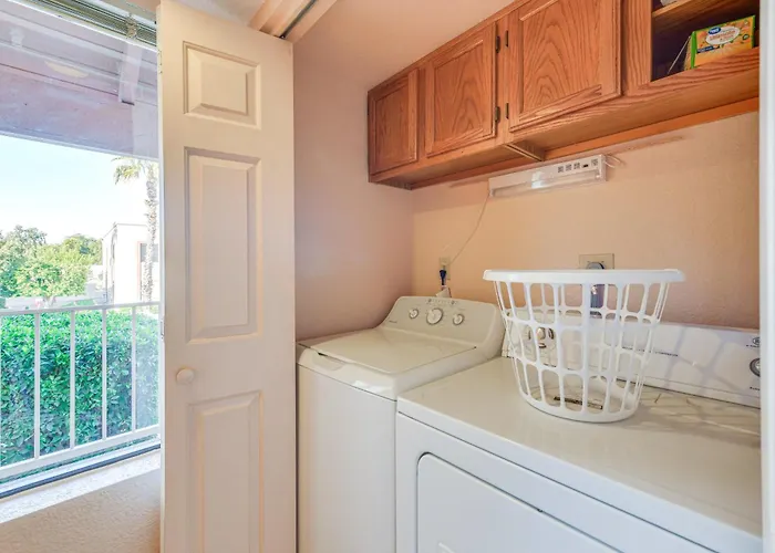 Steps To Pool & Hot Tubs! Snowbird Escape In Holiday home